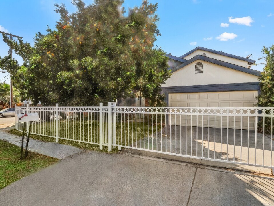 7803 Goldmine Ln in Van Nuys, CA - Building Photo