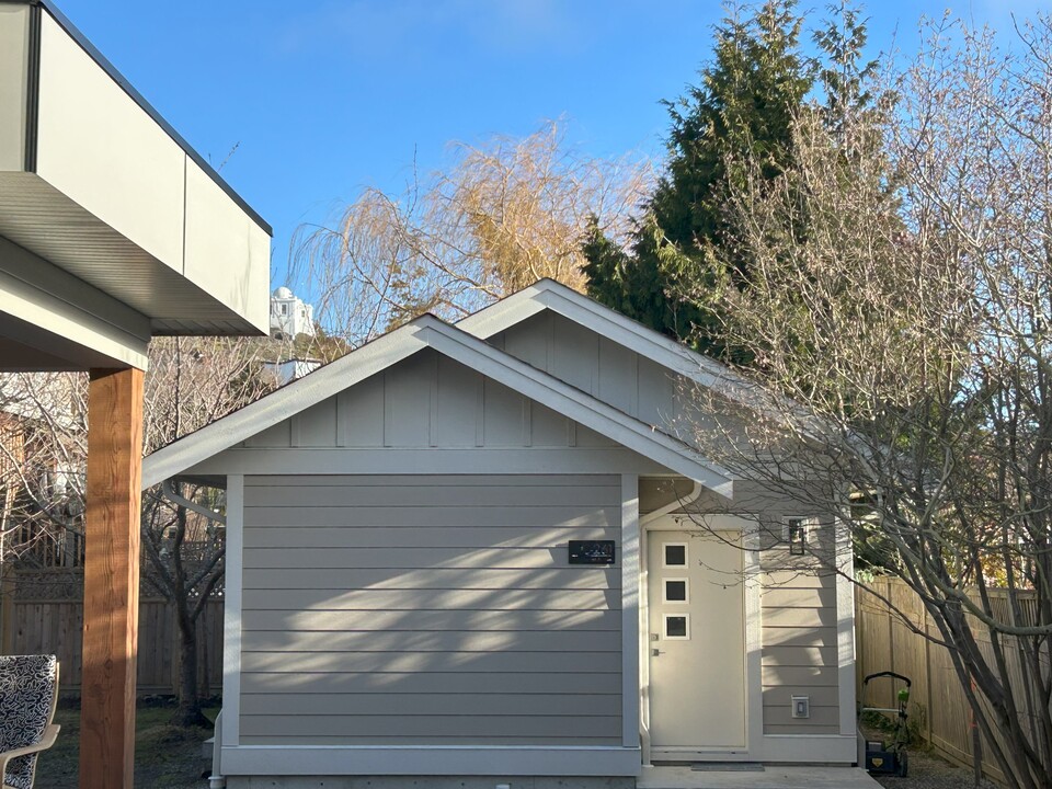 261 Richmond Av in Victoria, BC - Building Photo