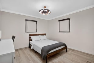 2061 NW 27th St in Miami, FL - Building Photo