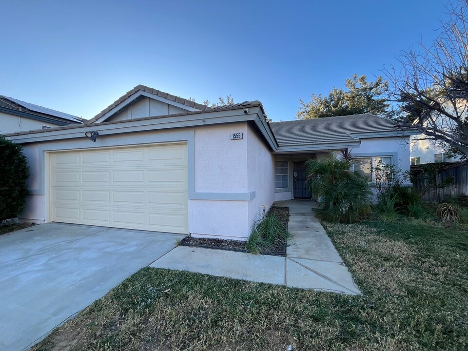 1555 Evergreen Ave in Beaumont, CA - Building Photo