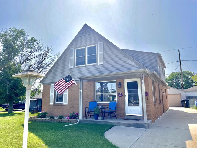 2531 Maple Grove Ave, Unit Upper