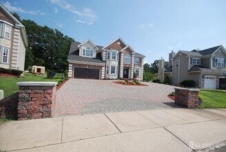 41 Fritz Dr in Sayreville, NJ - Building Photo - Building Photo