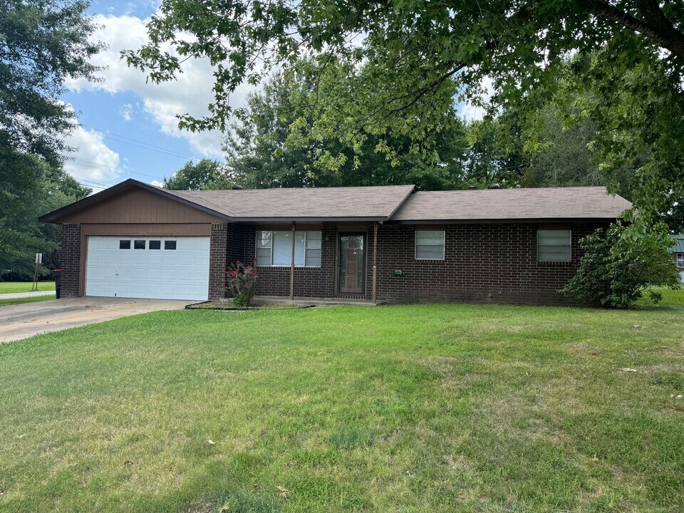 2308 Lynn St in Springdale, AR - Building Photo