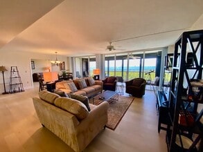 11 Bluebill Ave, Unit 704 in Naples, FL - Foto de edificio - Building Photo