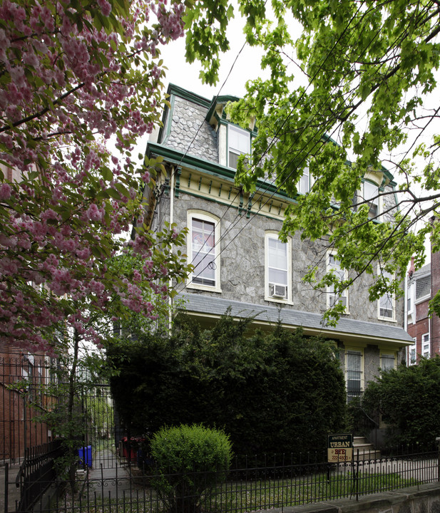 211 N 36th St in Philadelphia, PA - Building Photo