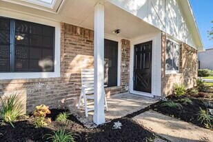 1019 W Brompton Dr in Pearland, TX - Building Photo