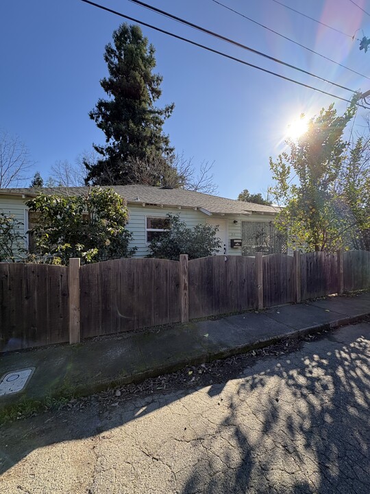 211 Triplett Dr in Cloverdale, CA - Building Photo