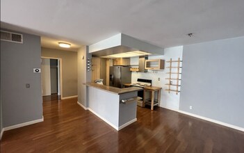 1745 Camino Palmero St, Unit 420 in Los Angeles, CA - Foto de edificio - Building Photo