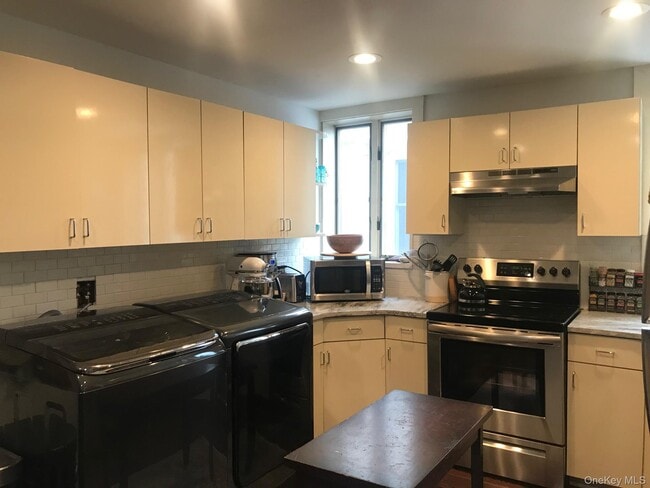 7 Green St in Huntington, NY - Building Photo - Building Photo