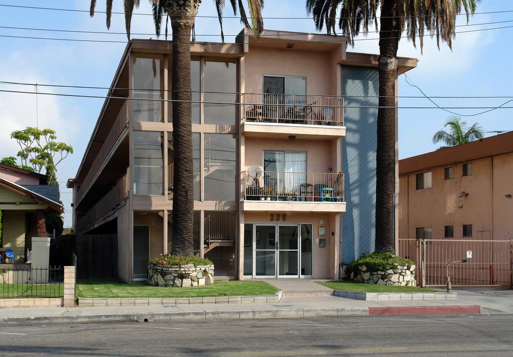 Queen St. in Inglewood, CA - Building Photo