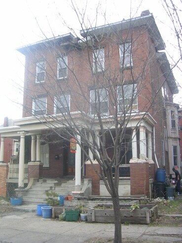 4913 Warrington Ave in Philadelphia, PA - Foto de edificio - Building Photo