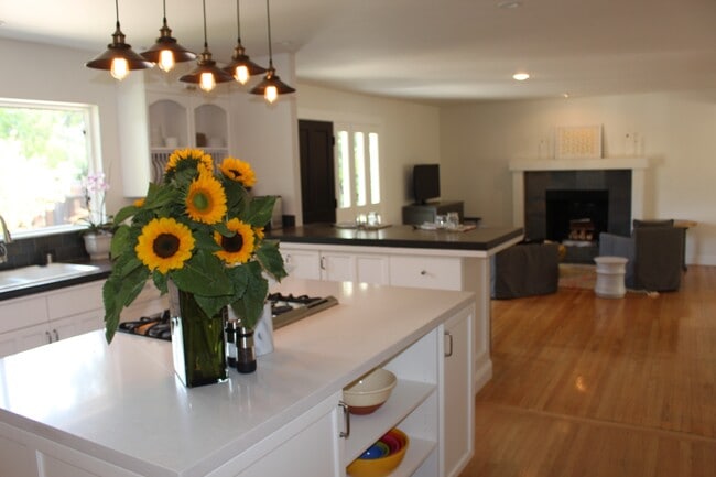 1077 Valley View St in St Helena, CA - Foto de edificio - Building Photo