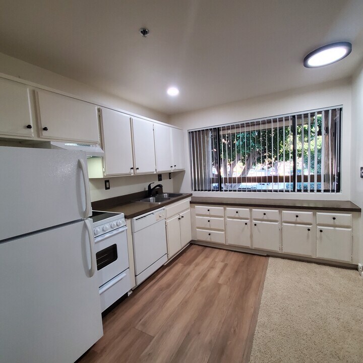 351 N Ford Ave, Unit #212 in Fullerton, CA - Foto de edificio