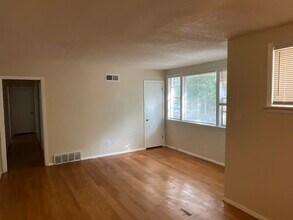 4938 Cromwell Ave in Memphis, TN - Foto de edificio - Building Photo