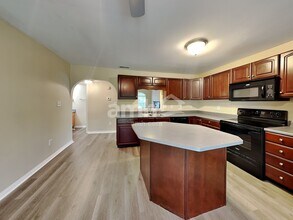 8016 Lawrence Woods Ct in Indianapolis, IN - Foto de edificio - Building Photo