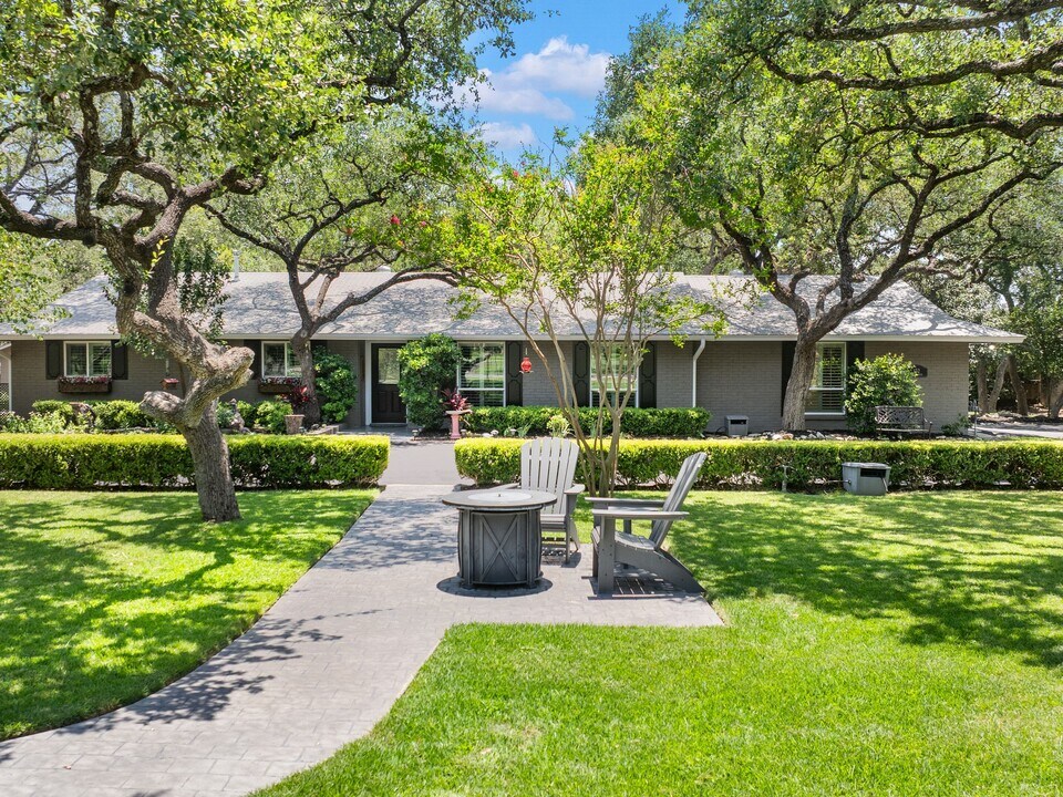 132 Wagon Trail Rd in Shavano Park, TX - Building Photo