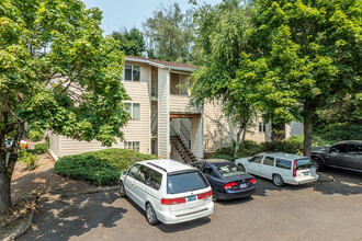 Charbern Apartments in Milwaukie, OR - Building Photo - Building Photo