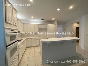 11705 Lynepark Dr in Bakersfield, CA - Building Photo - Building Photo