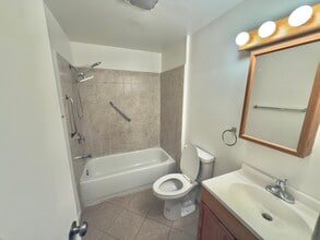 704 W 105th St in Los Angeles, CA - Building Photo - Building Photo