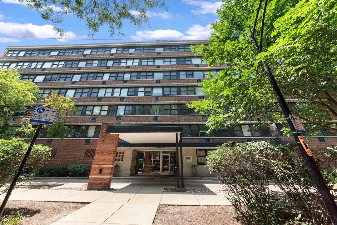 2300 N Commonwealth Ave in Chicago, IL - Building Photo