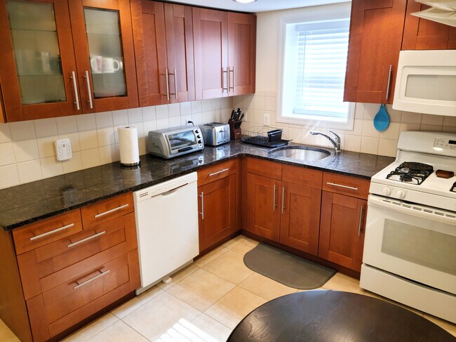 519 E Market St, Unit 1a in Long Beach, NY - Foto de edificio - Building Photo