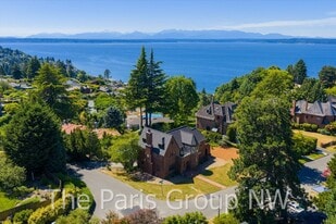 1805 NW Blue Ridge Dr in Seattle, WA - Building Photo