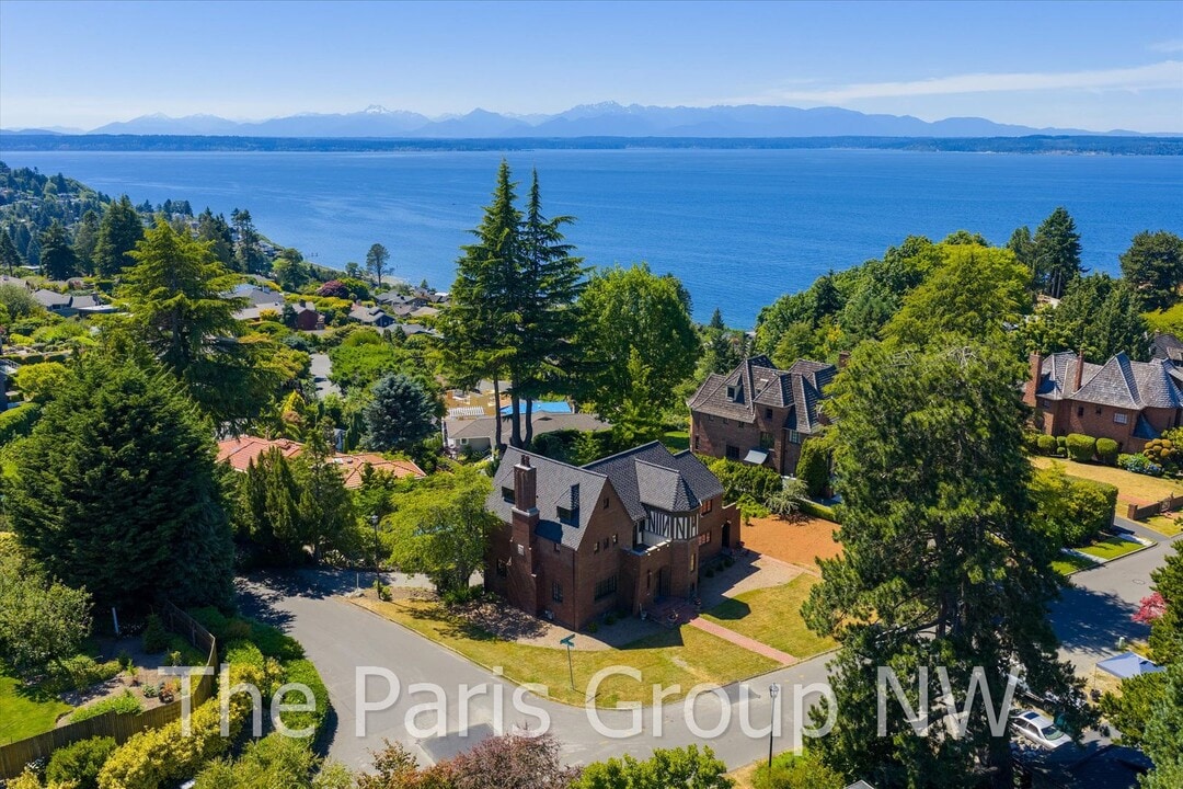 1805 NW Blue Ridge Dr in Seattle, WA - Building Photo