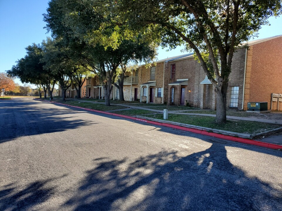 River Oaks Apartments in La Grange, TX - Building Photo