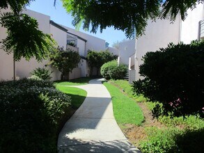 3242 Ashford St in San Diego, CA - Building Photo - Building Photo