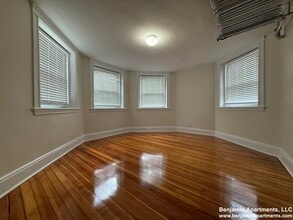 7 Mount Hood Rd, Unit B in Boston, MA - Foto de edificio - Building Photo