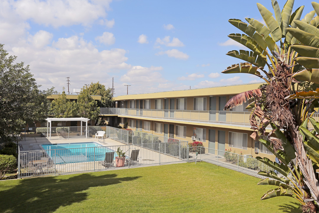 Country Wood Apartments in Lakewood, CA - Building Photo