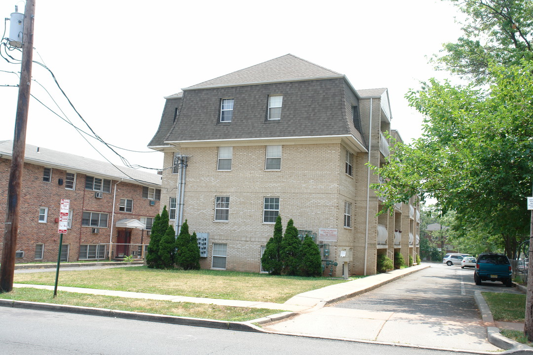 134 W Jersey St in Elizabeth, NJ - Building Photo