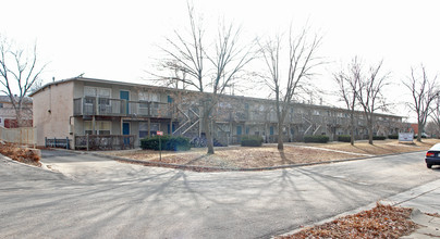 Red Hawk Apartments in Lawrence, KS - Foto de edificio - Building Photo