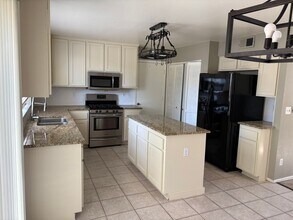 8212 Shannon Oak Ln in Elk Grove, CA - Building Photo - Building Photo