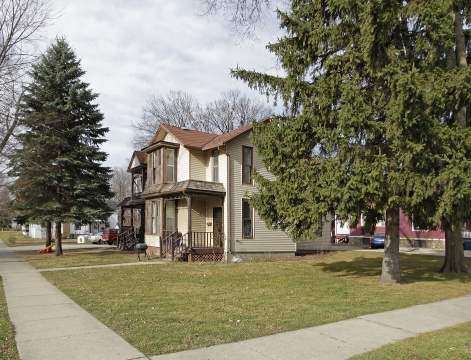 417 E Washington St in Delavan, WI - Foto de edificio