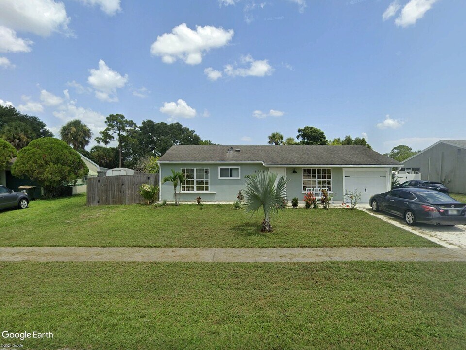 4300 Avanti Cir in North Port, FL - Building Photo