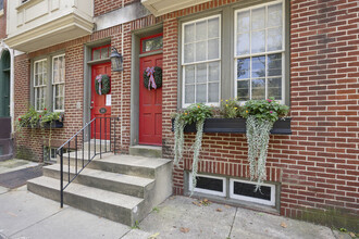 338 Lombard St in Philadelphia, PA - Building Photo - Building Photo
