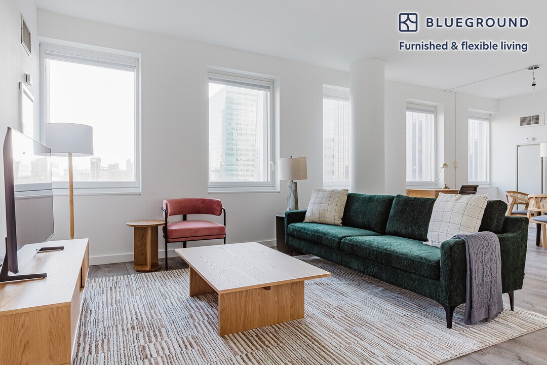 70 W 45th St in New York, NY - Building Photo