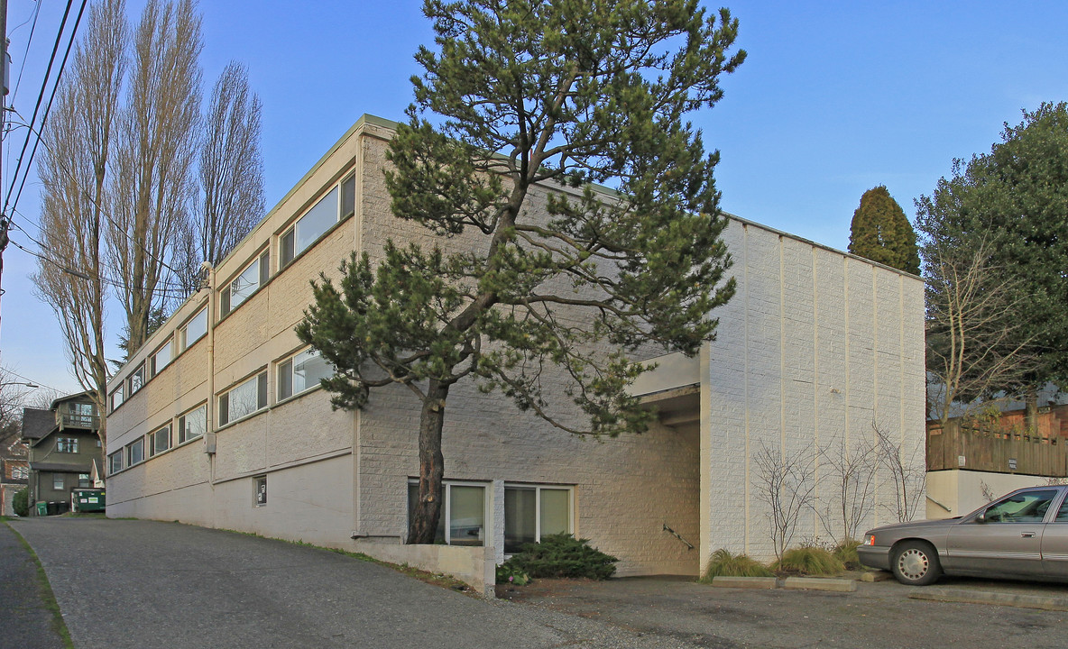 Arden Court Apartments in Seattle, WA - Building Photo