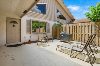 2046 Cove Ln in North Palm Beach, FL - Foto de edificio - Building Photo