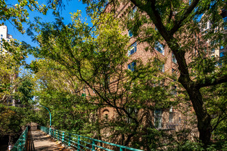 Beekman Terrace in New York, NY - Building Photo - Building Photo