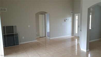 547 Kingsbury Ln in Lehigh Acres, FL - Building Photo - Building Photo