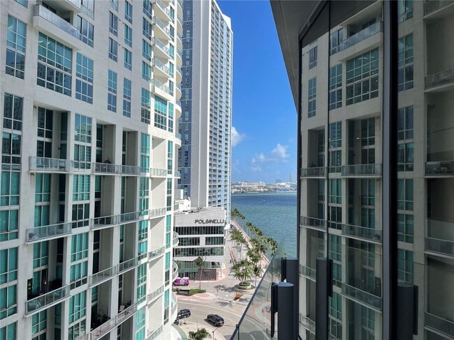 300 Biscayne Boulevard Way, Unit 1006E in Miami, FL - Building Photo - Building Photo