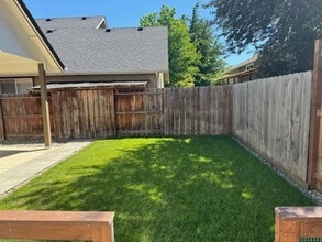 449 SE Cadet Ct in Grants Pass, OR - Building Photo - Building Photo