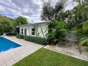 54 NW 106th St-Unit -Cottage in Miami Shores, FL - Foto de edificio - Building Photo