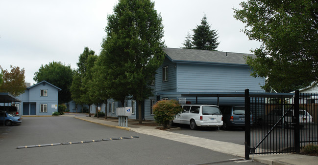 Lindsay Apartments in Springfield, OR - Building Photo - Building Photo