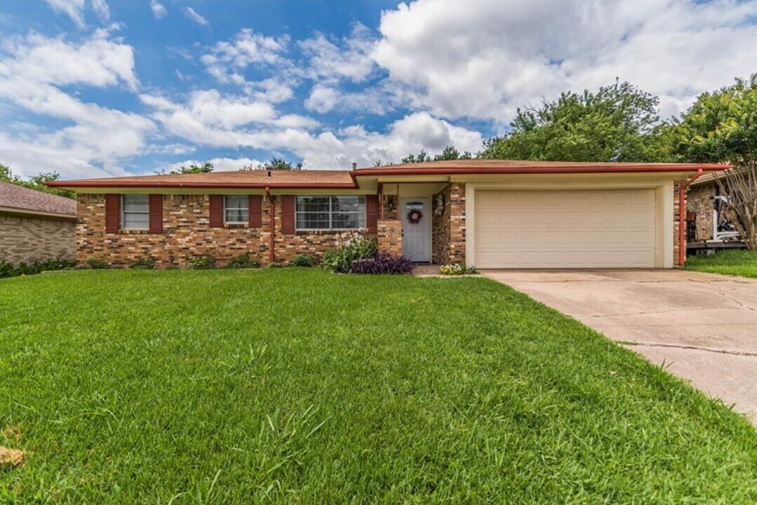 2015 Brenda Ave in Denison, TX - Building Photo