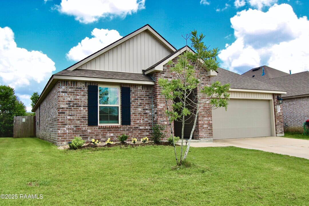 205 Acadian Lk Dr in Duson, LA - Building Photo