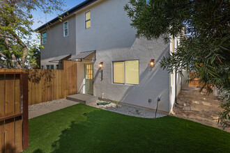 8300 Wiley Post Ave in Los Angeles, CA - Foto de edificio - Building Photo