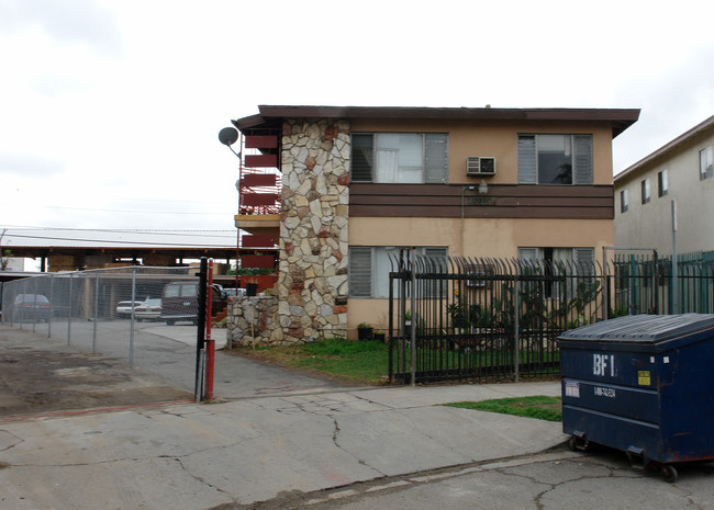 7910 Kester Ave in Panorama City, CA - Foto de edificio - Building Photo